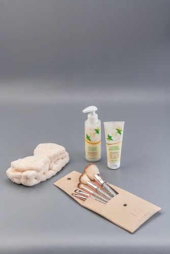 Косметический подарочный набор уходовой косметики для лица с кистями для макияжа